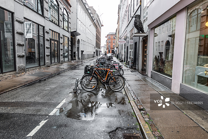 哥本哈根街拍 | 雨中的自行车王国图片素材