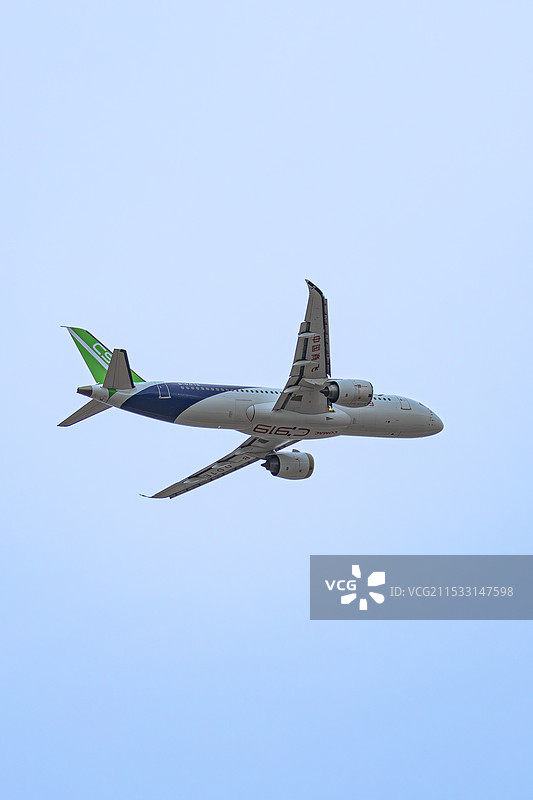 2024年珠海航展国产大飞机C919空中飞行展示图片素材