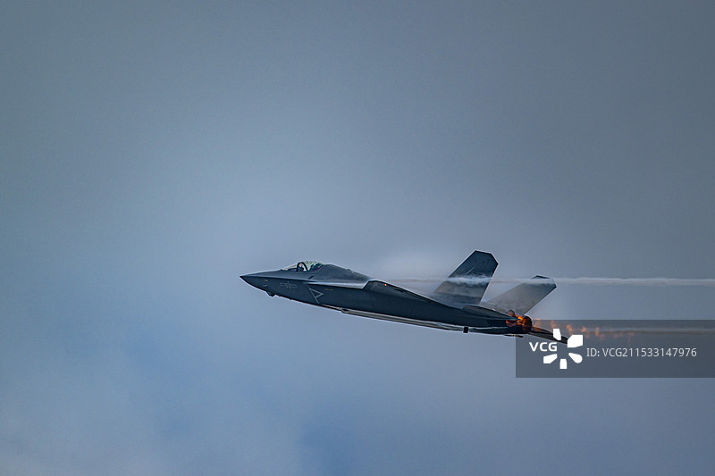 珠海航展的中国歼-35A新型战斗机的飞行表演图片素材