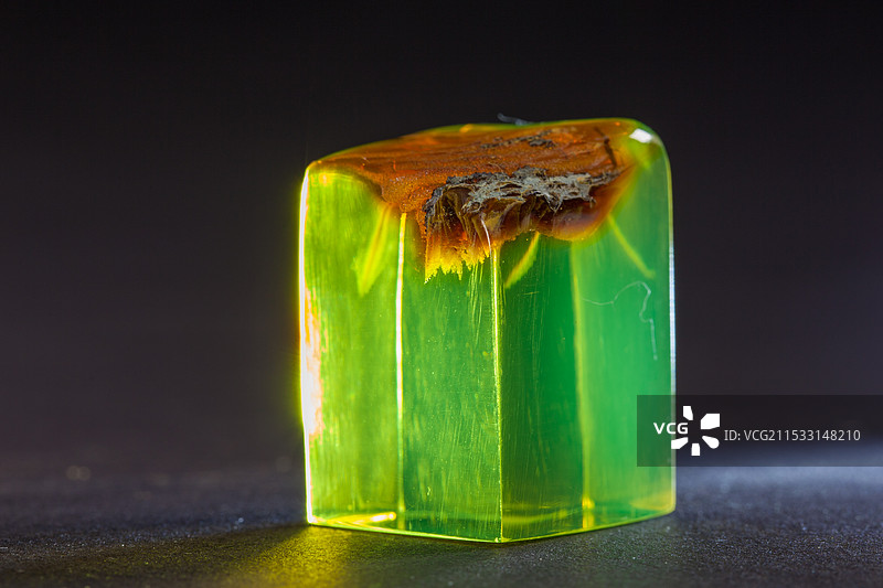 多米尼加绿珀琥珀原石印章图片素材