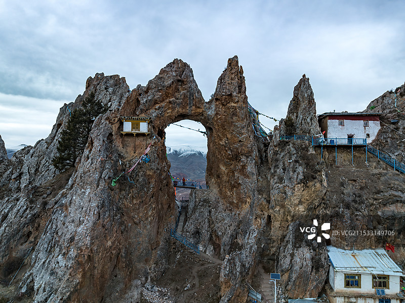 西藏昌都巴青天穹孜珠苯教佛教孜珠寺航拍图片素材