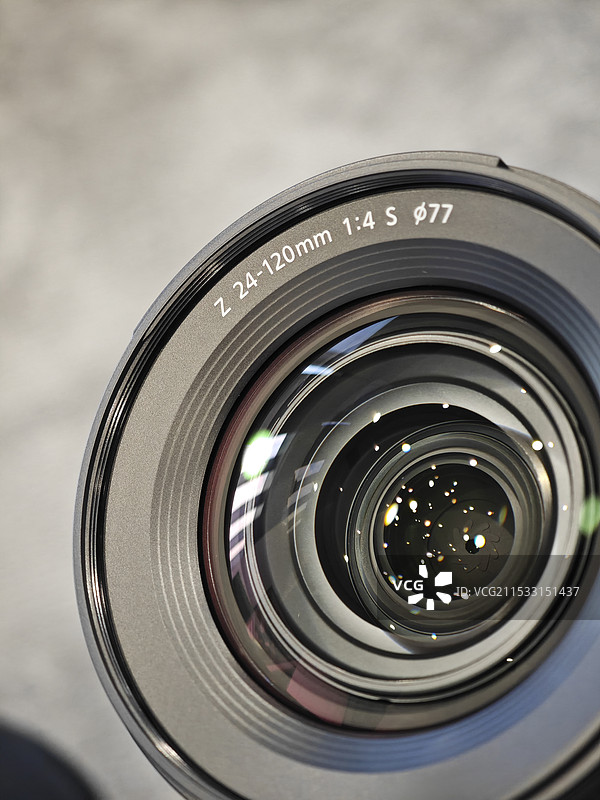倾斜放置的相机镜头 大口径定光圈无反相机镜头 24-120mm变焦镜头正面照片 新闻摄影器材图片素材
