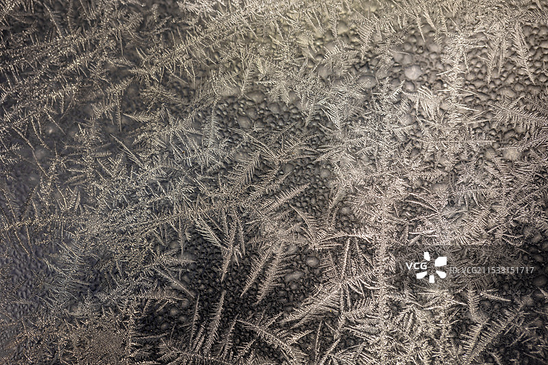 窗户上冻结的冰花图片素材