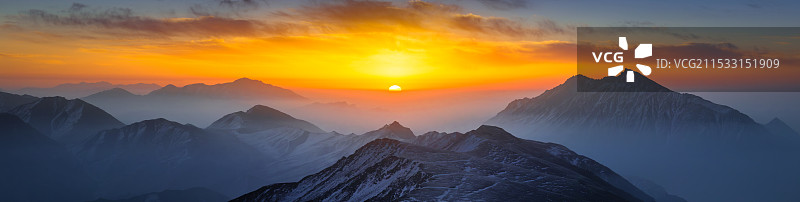 航拍山顶晨雾日出全景图图片素材