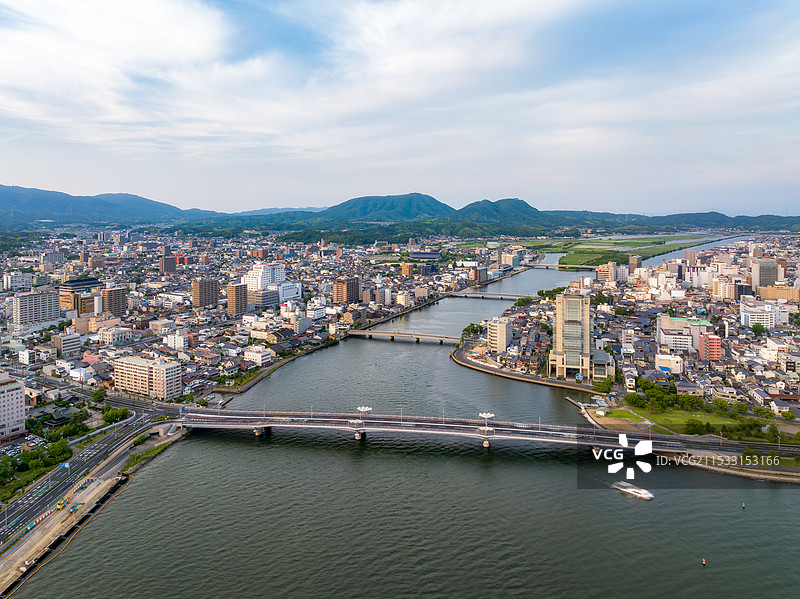 霓虹国，日本本州，中国地区，真嗣湖，新嗣湖，宍道湖大桥，松江大桥，白潟公園，都市天际线，夏季，航拍图片素材