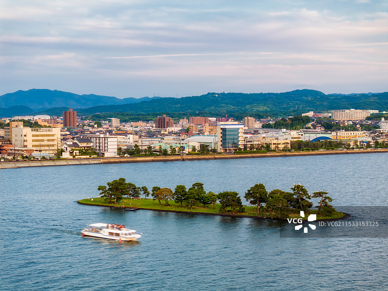 霓虹国，日本本州，中国地区，岛根松江，真嗣湖，新嗣湖，宍道湖しんじこ，游船，都市天际线，夏季，航拍图片素材