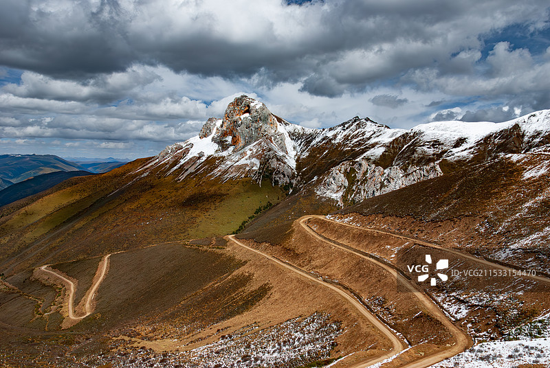 红军长征路上的牟尼茫起雪山垭口图片素材