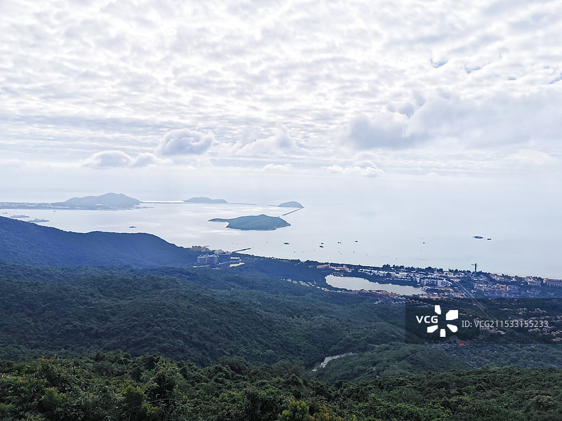 三亚亚龙湾热带天堂森林公园俯瞰亚龙湾风景图片素材
