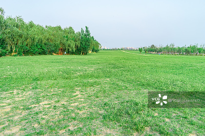中国非都市风光拍摄主题，绿色的草坪，蓝色的天空和白色的云景，户外白昼无人图像摄影图片素材