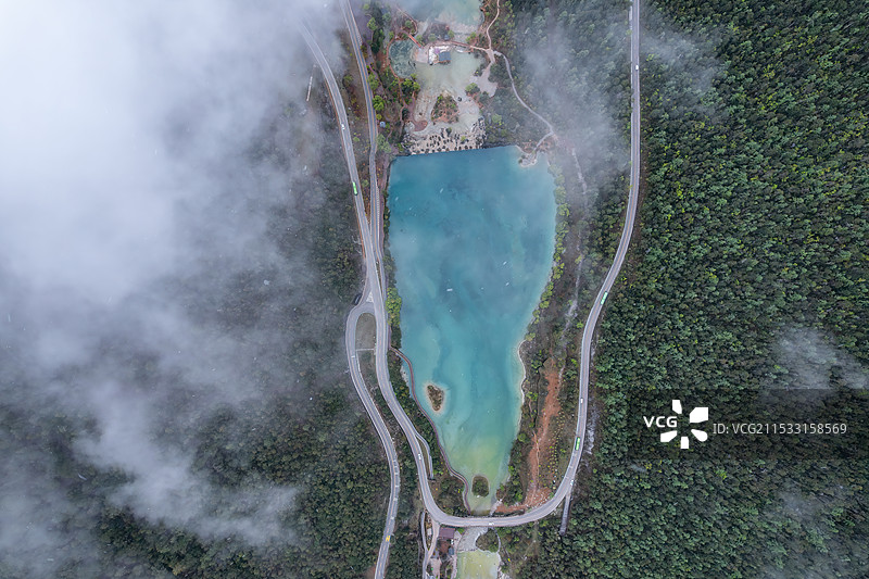 云南丽江玉龙雪山蓝月谷云雾缭绕高空航拍图片素材