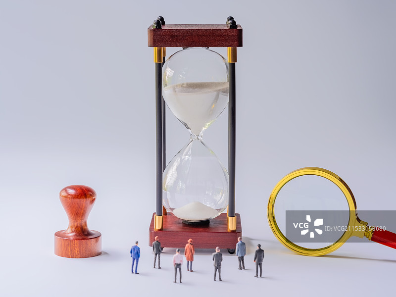 木制印章、沙漏、放大镜、人物与白色留白背景图片素材