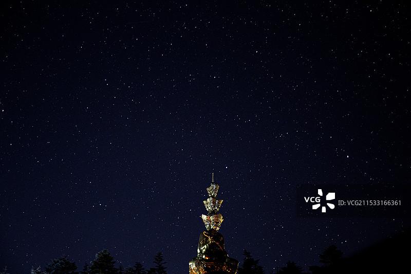 峨眉山普贤菩萨像和背景星空图片素材