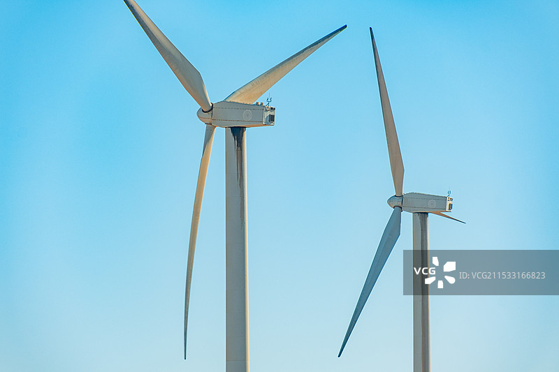 非洲埃及撒哈拉沙漠上的风力发电清洁能源图片素材