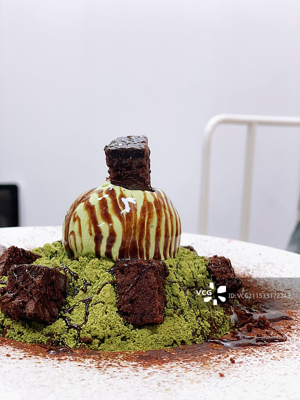 桌子上巧克力冰淇淋甜品的特写镜头图片素材