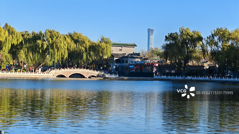 从什刹海看中信大厦图片素材