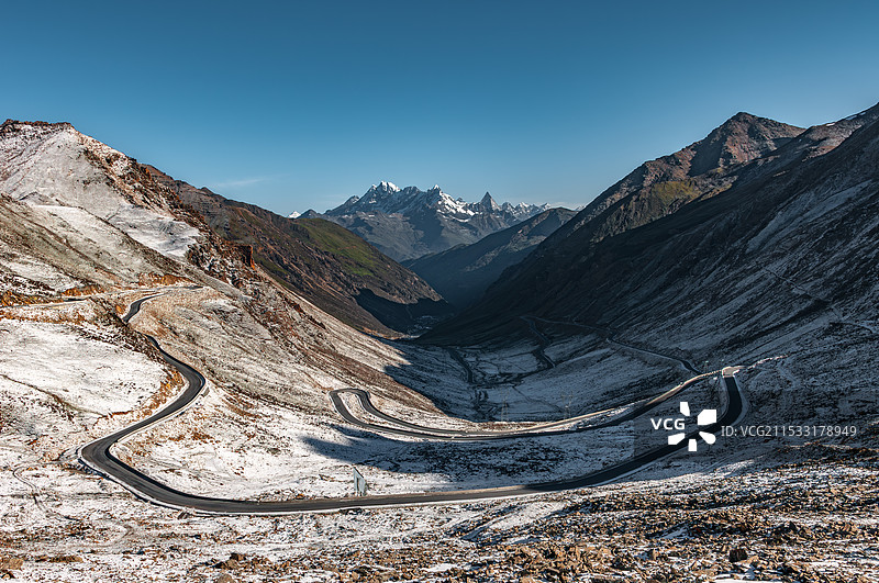 阿坝小金县巴朗山垭口远眺四姑娘山婆缪峰图片素材