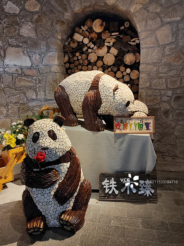 2023年五一期间山东济南九如山景区铁木臻铁艺熊猫展示图片素材