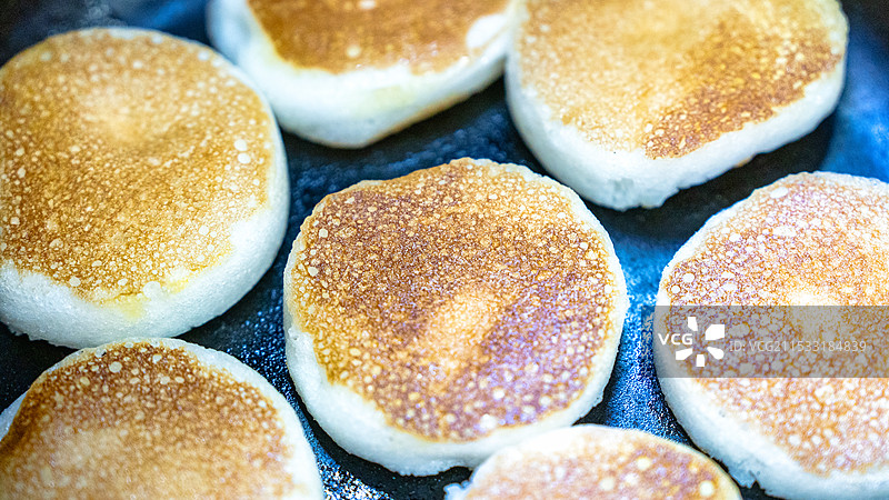 成都特色米粑放在锅里煎成焦黄图片素材