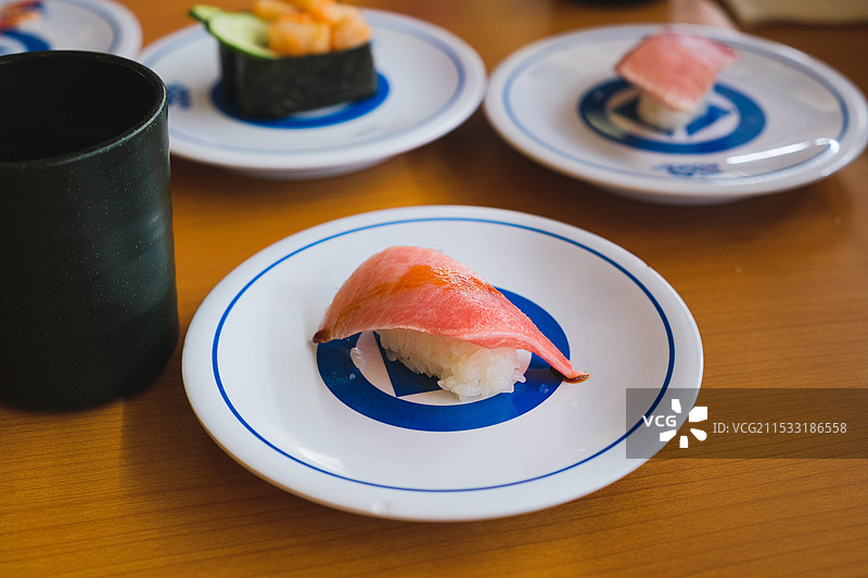 桌上盘子里的金枪鱼寿司特写镜头图片素材