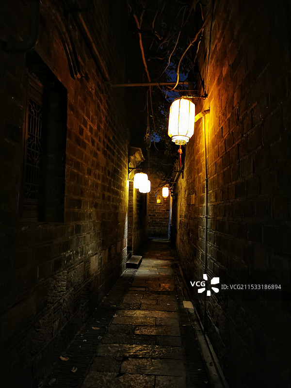 夜晚老旧民宅寂静的小巷子图片素材