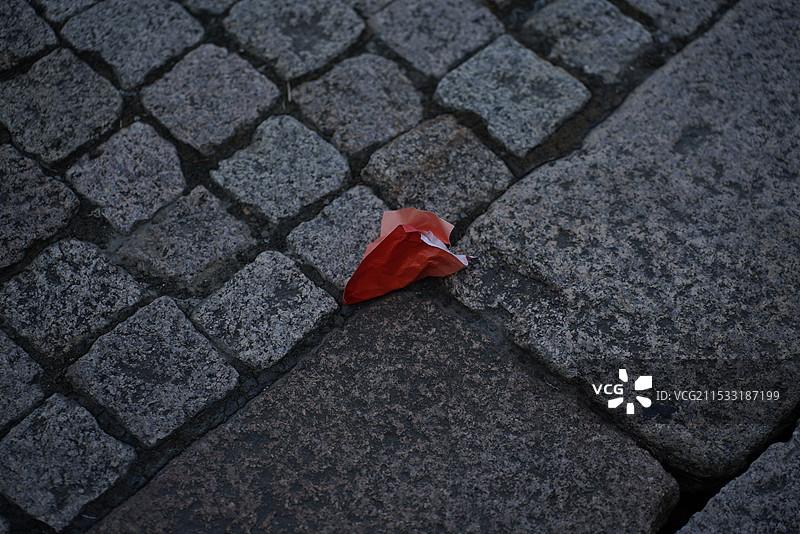 人行道上红色心形的特写镜头图片素材