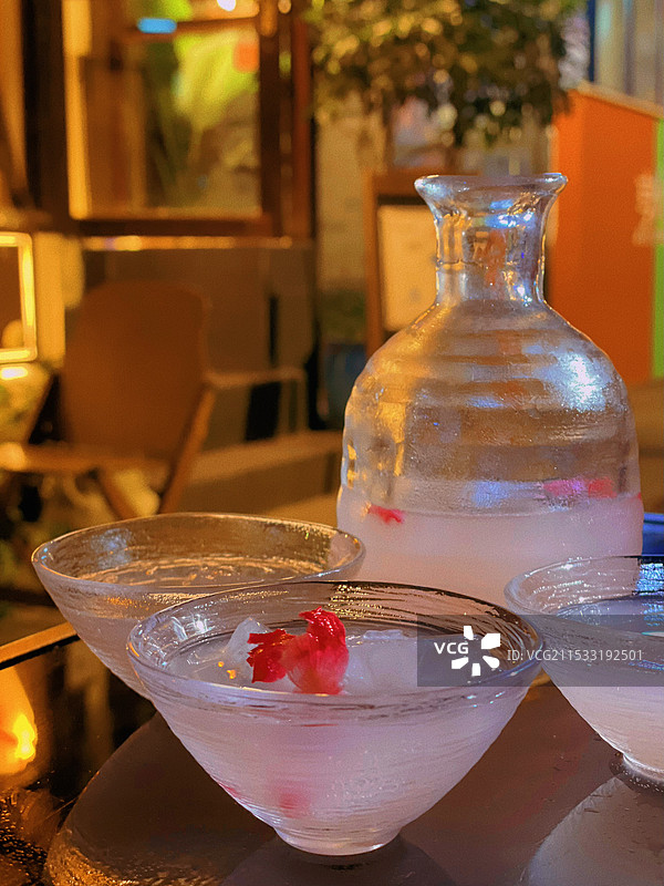 夜晚小酒馆桌上酒杯素材图片素材