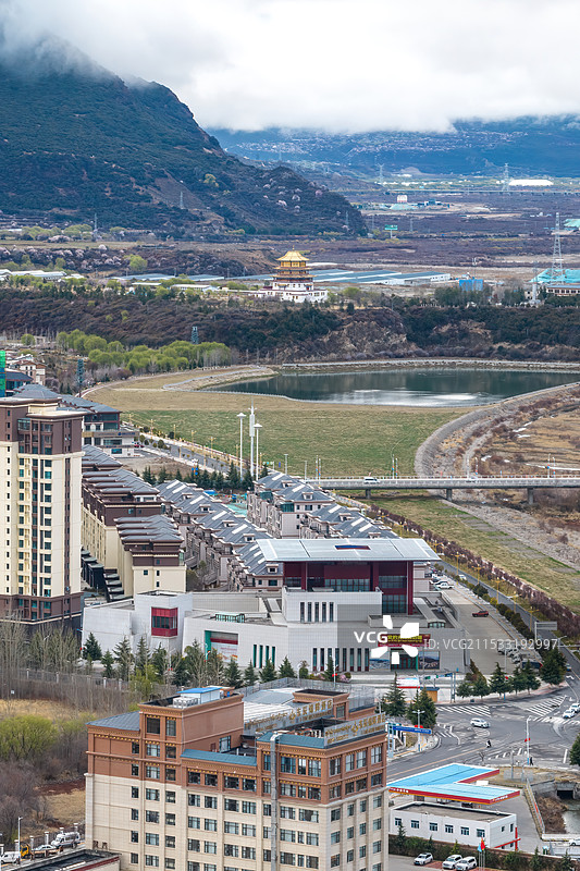 西藏林芝地区八一镇现代化都市航拍图片素材