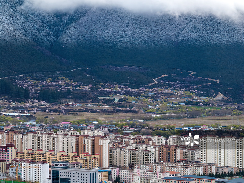 西藏林芝地区八一镇现代化都市航拍图片素材