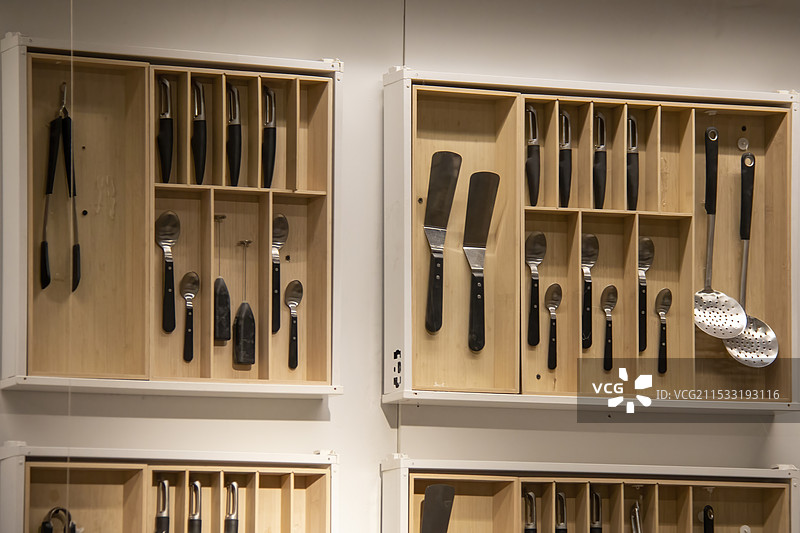 挂在墙上的各种刀叉餐具的特写镜头图片素材