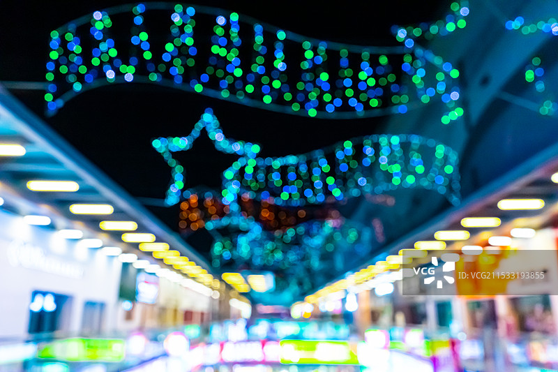 中国公共建筑照明设备拍摄主题，城市的夜晚，五颜六色的悬挂的霓虹灯，脱焦光斑效果，室内无人图像摄影图片素材