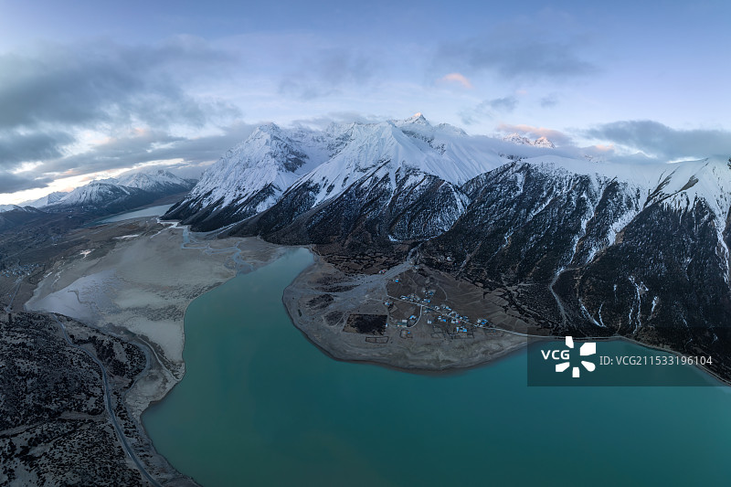 西藏昌都然乌湖来古雪山冰湖高空航拍图片素材