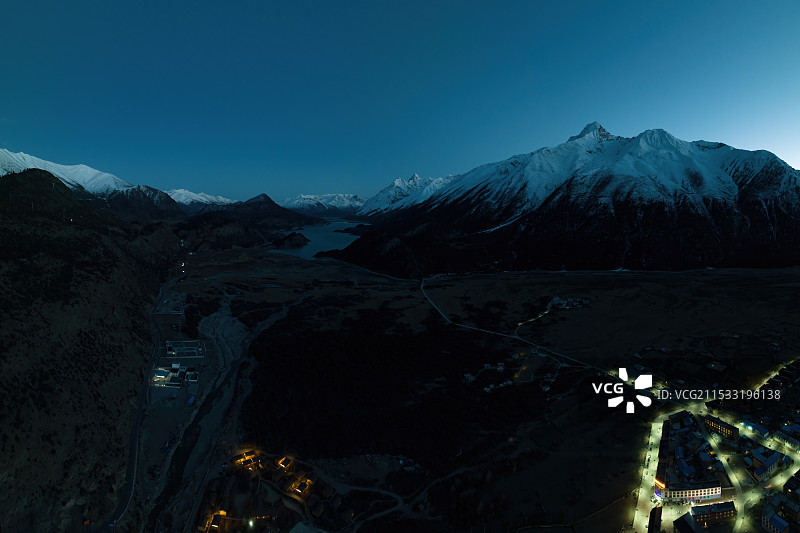 西藏昌都然乌湖来古雪山冰湖高空航拍图片素材