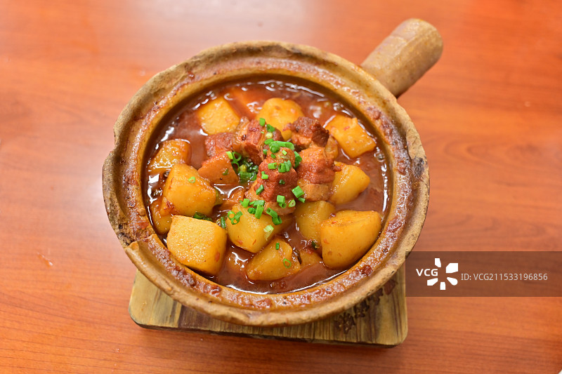 土豆红烧肉砂锅图片素材