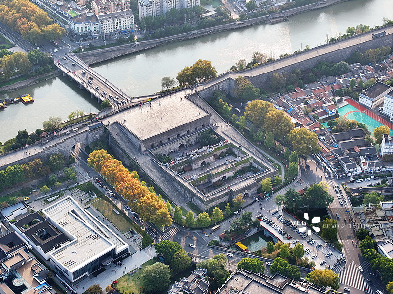 航拍中国江苏南京城市风光，秦淮河、明城墙、明城墙瓮城和南京城墙博物馆图片素材