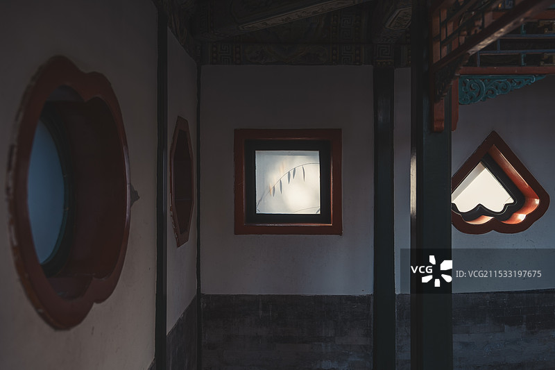 北京北海公园画舫斋古柯庭花窗图片素材