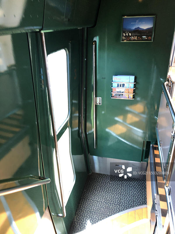 日本九州福冈县“由布院之森”观光列车风光图片素材