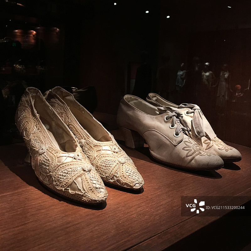 中国丝绸博物馆展览-西方时尚古董女高跟鞋图片素材
