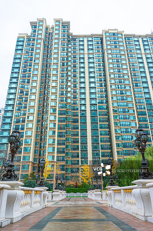 中国私家花园拍摄主题，露台花园里平坦的大理石砖地板和欧式复古风格步行道路，户外白昼无人图像摄影图片素材