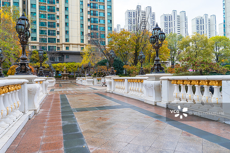 中国私家花园拍摄主题，露台花园里平坦的大理石砖地板和欧式复古风格步行道路，户外白昼无人图像摄影图片素材