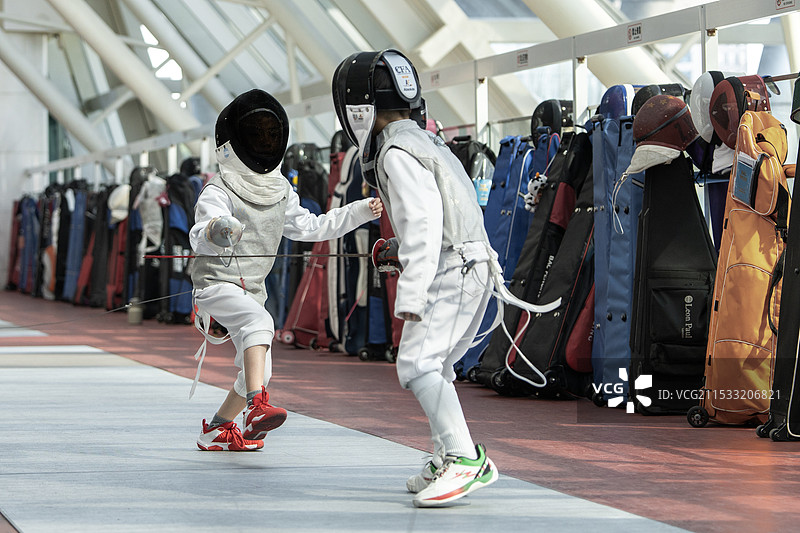 少儿击剑比赛训练对战图片素材