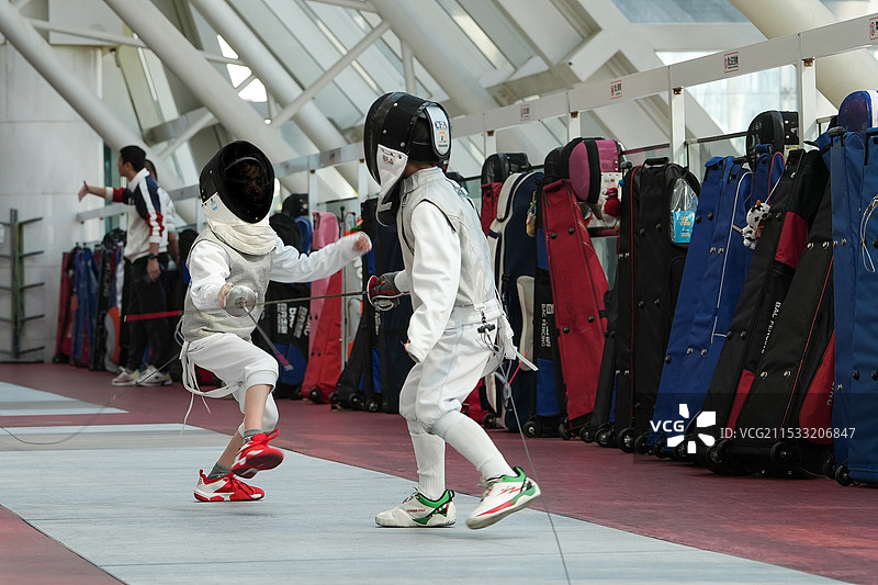 少儿击剑比赛训练对战图片素材