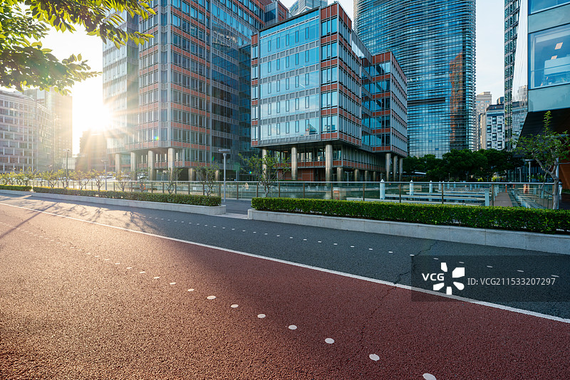 日落时上海城市公园里的跑道图片素材