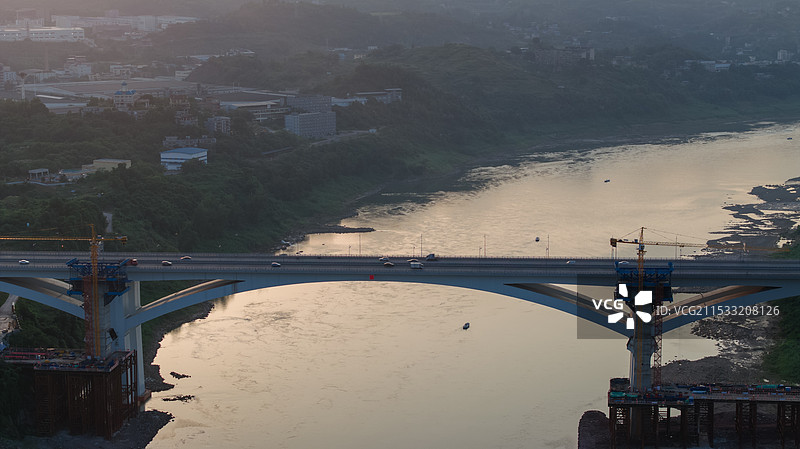 日落时刻，嘉陵江江面通行的跨江大桥与正在建设中的桥梁，航拍鸟瞰图图片素材