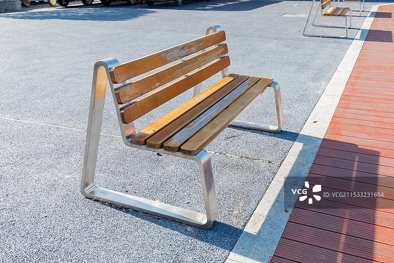 供人休息的金属与木质结合的长椅图片素材