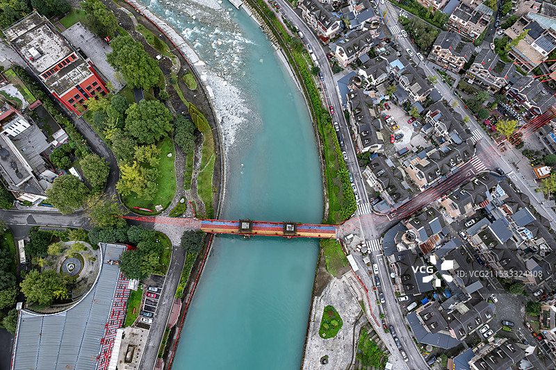 四川雅安市汶川山谷河流环绕的县城高空航拍图片素材