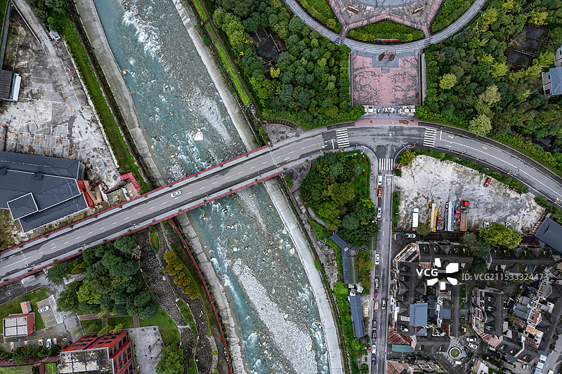 四川雅安市汶川山谷河流环绕的县城高空航拍图片素材