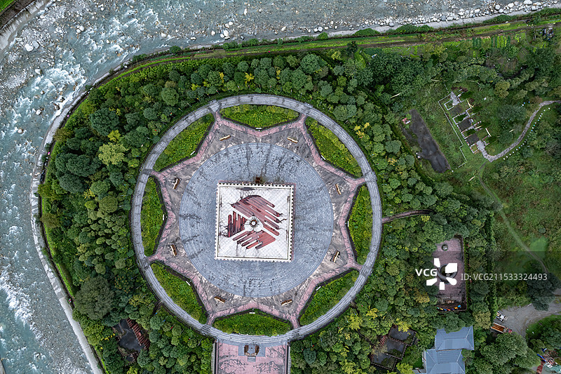 四川雅安市汶川山谷河流环绕的县城高空航拍图片素材