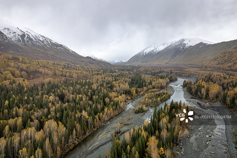 新疆阿勒泰禾木秋色山谷中的村庄云雾航拍图片素材