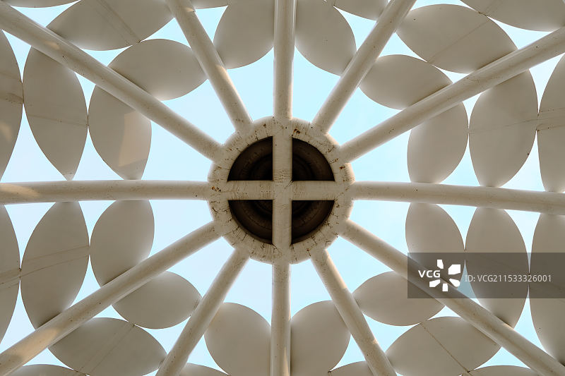 圆形建筑的镂空白色屋顶图片素材