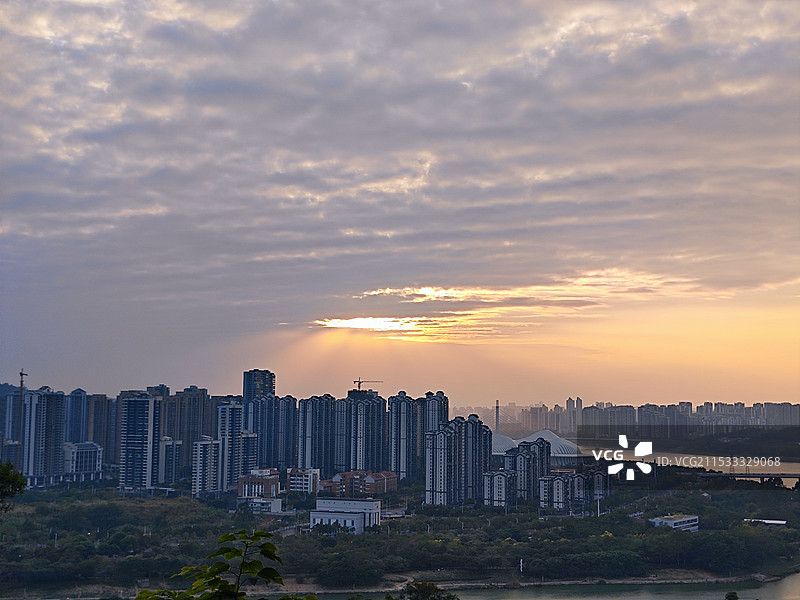 南宁五象新区都市风景晚霞丁达尔光图片素材